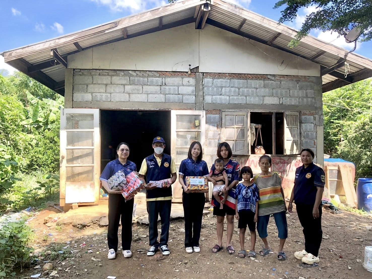 พช.วิเชียรบุรี ร่วมมอบของขวัญจากผู้มีจิตศรัทธา ให้แก่ เด็กชายธนวรรณ์ เขียวประภา เด็กในความอุปการะของกองทุนพัฒนาเด็กชนบทฯ ประจำปี 2568