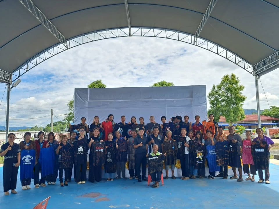 พช.วิเชียรบุรี จัดโครงการสนับสนุนกิจกรรมตามแผนการขับเคลื่อนการขจัดความยากจน ฝึกอาชีพทำผ้ามัดกัด และหมูแดดเดียว