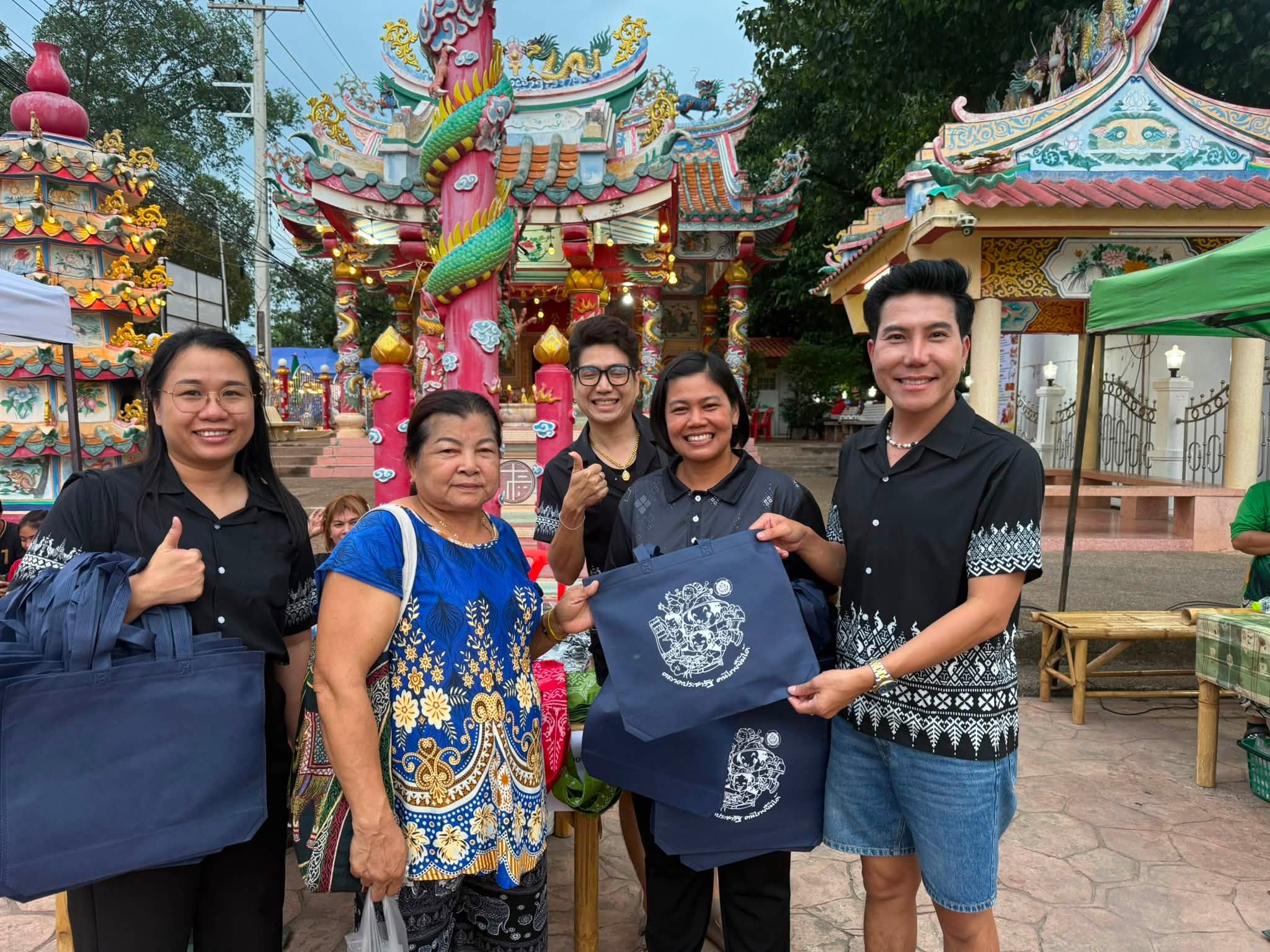 พช.วิเชียรบุรี ลงพื้นที่ตลาดนัดยิ้มได้ (ถนนคนเดินพุเตย หน้าศาลเจ้าพ่อพุเตย)